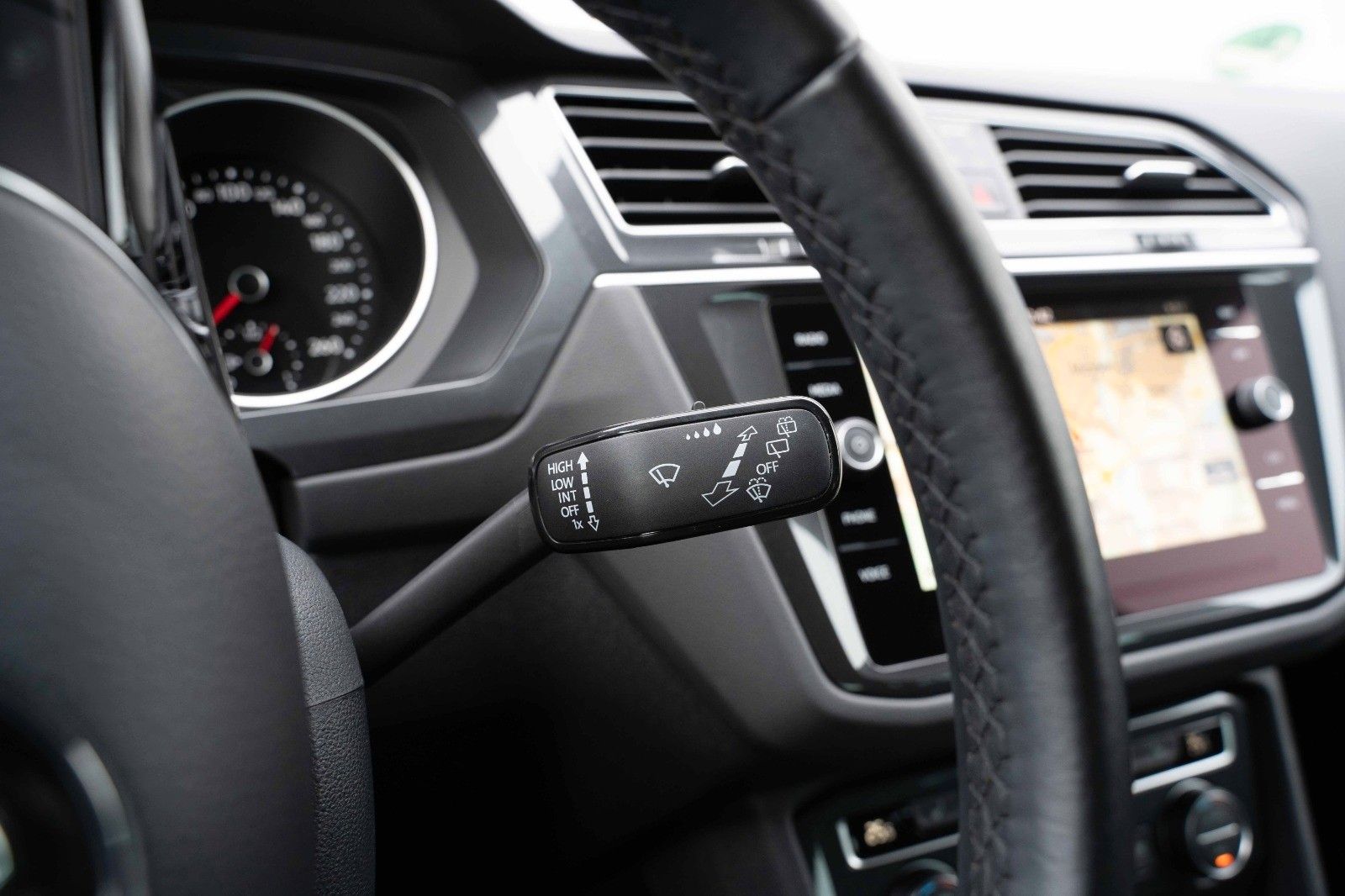 Fahrzeugabbildung Volkswagen TIGUAN 1.5 COMF KAM STHZ ERGO NAVI ACC KEYLESS