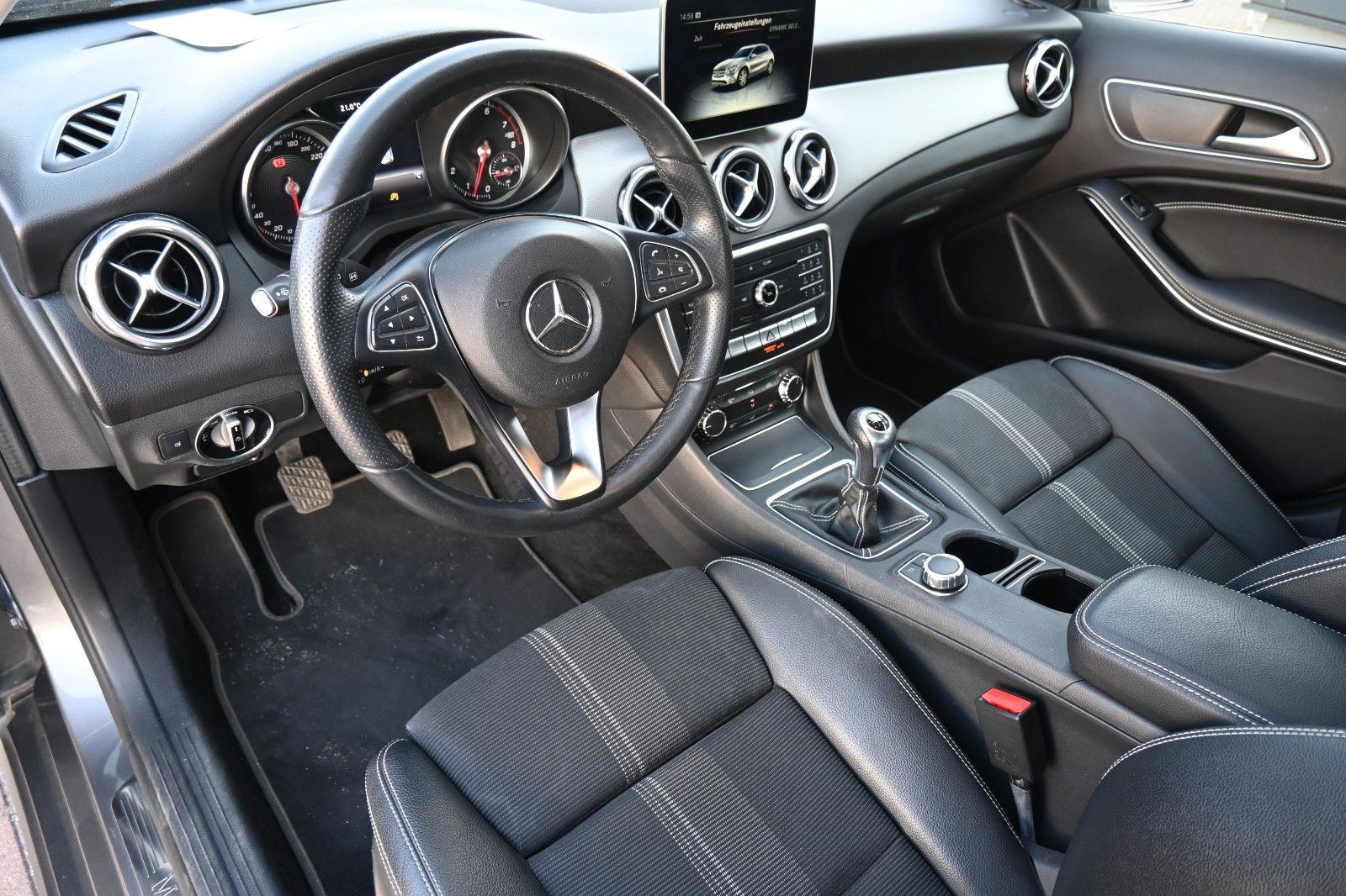 Fahrzeugabbildung Mercedes-Benz GLA 180 Schalter Urban*Navi*RFK*AHK