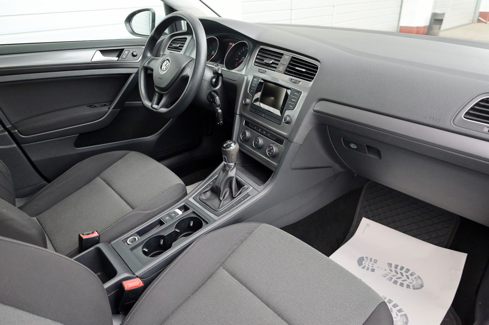 Fahrzeugabbildung Volkswagen Golf VII Lim. Trendline Panorama,8 fach bereift!