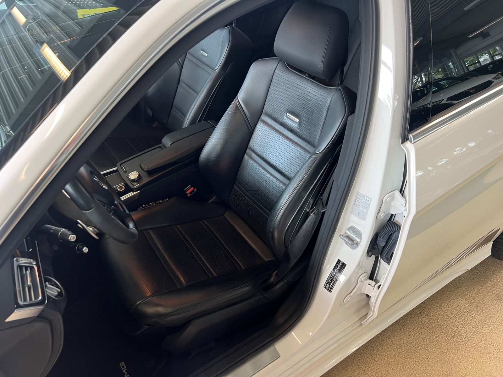Fahrzeugabbildung Mercedes-Benz E 63 AMG E Lim. *DIAMANTWEISS*MB-SCHECKHEFT*
