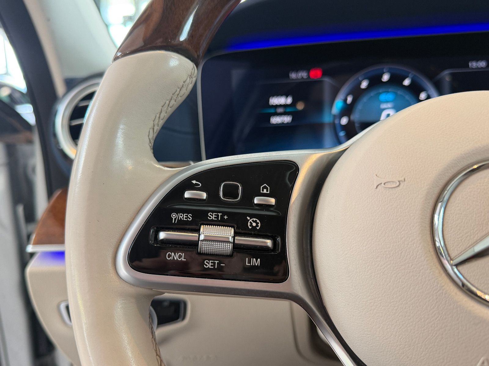 Fahrzeugabbildung Mercedes-Benz E 300 de/AMG/HEAD-UP/VIRTUAL/AMBIENTE/BURMESTER/