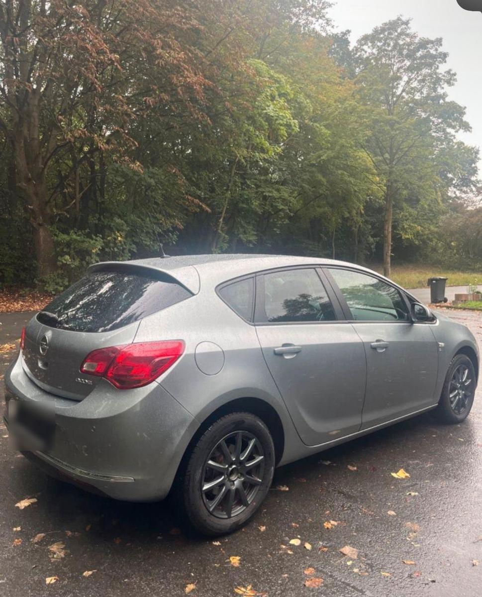 Opel Astra 2012 — rear view