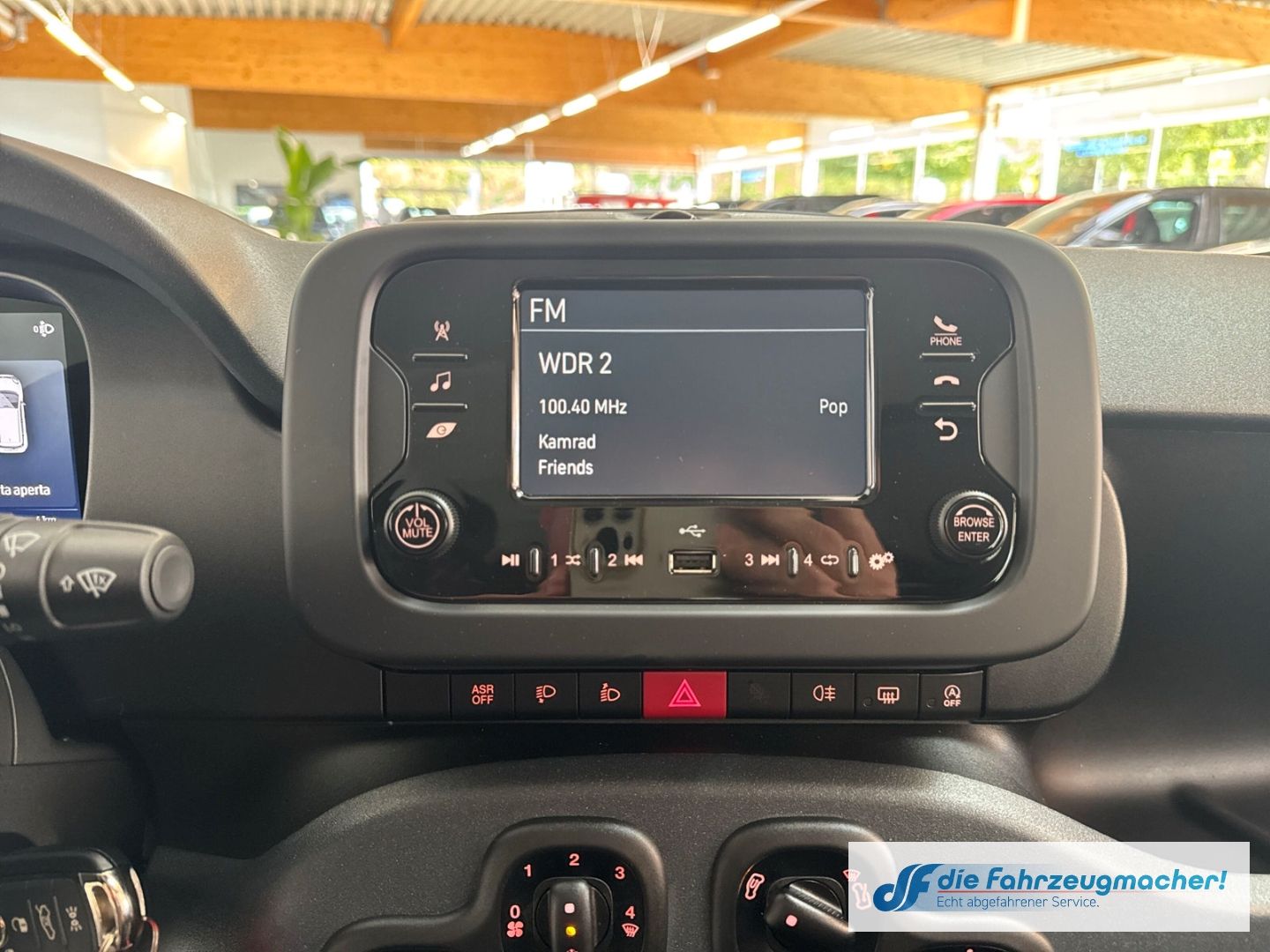 Fahrzeugabbildung Fiat Pandina Hybrid Tempomat Icon Digitales Cockpit D