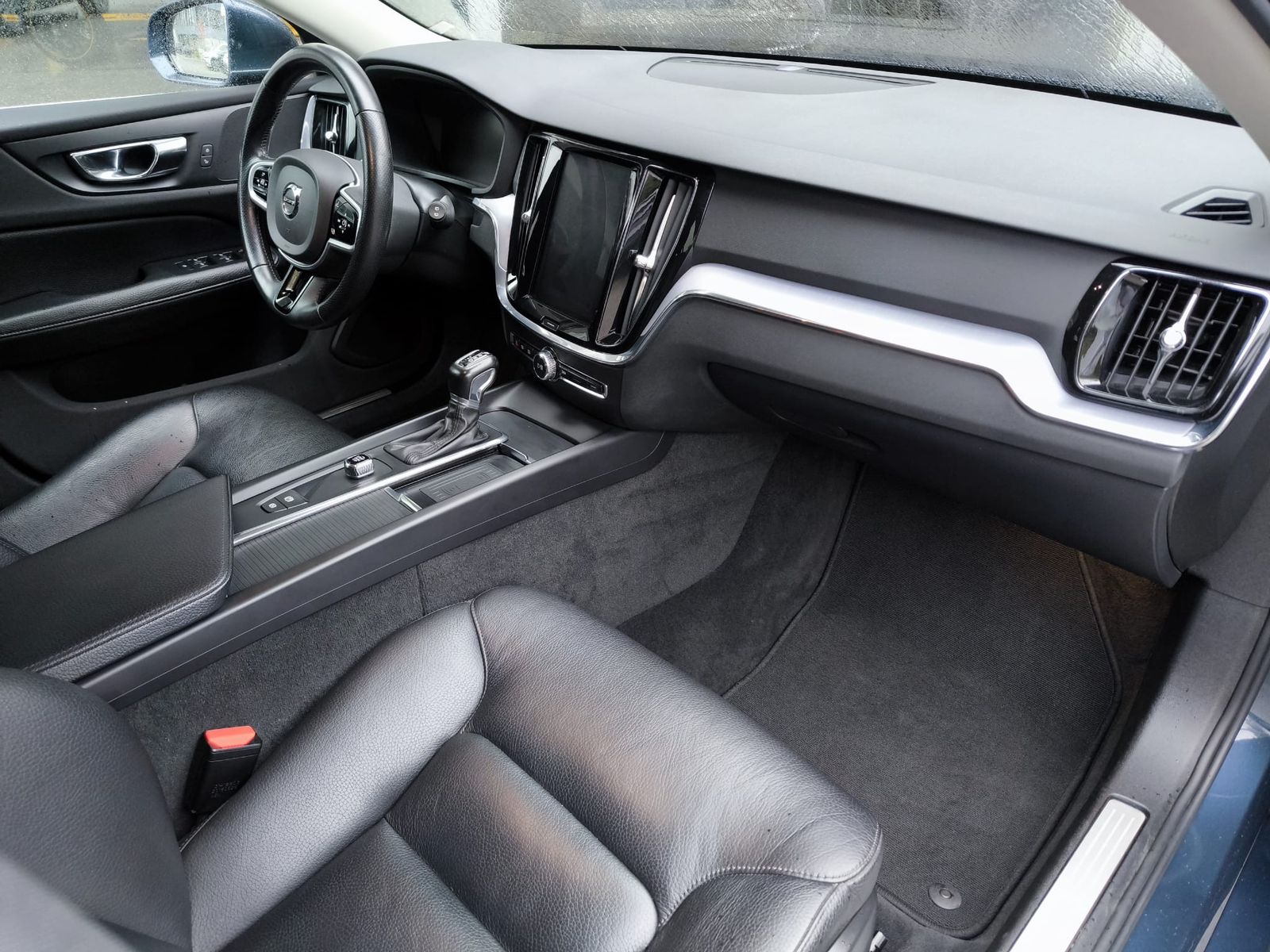 Fahrzeugabbildung Volvo V60 Momentum VIRTU+NAVI+SHZ+LEDER+KAM+TEMP+AHK+