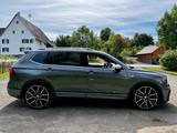 Volkswagen Tiguan Allspace 2.0 TSI 2xR-Line 4MOTION 7Sitzer - Volkswagen Tiguan Allspace mit Benzin-Antrieb: Grau, Panorama-Dach