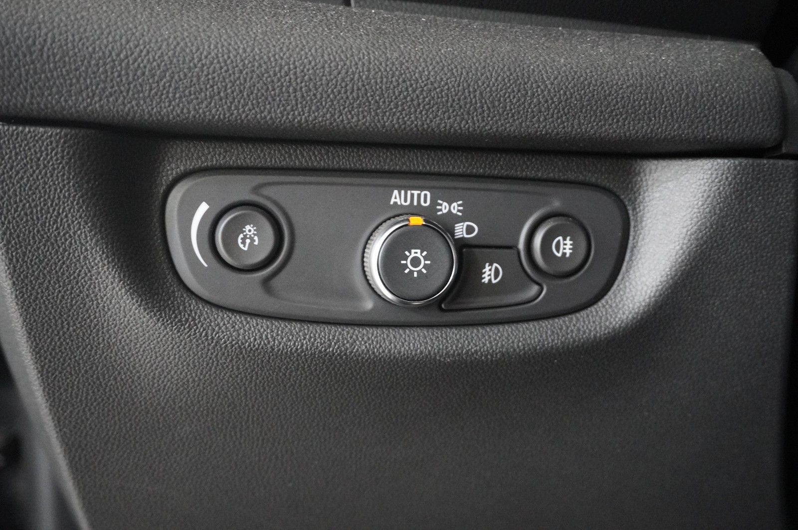 Fahrzeugabbildung Opel Insignia B ST 2.0T ELEGANCE NAVI/LED/VIRT./DAB+