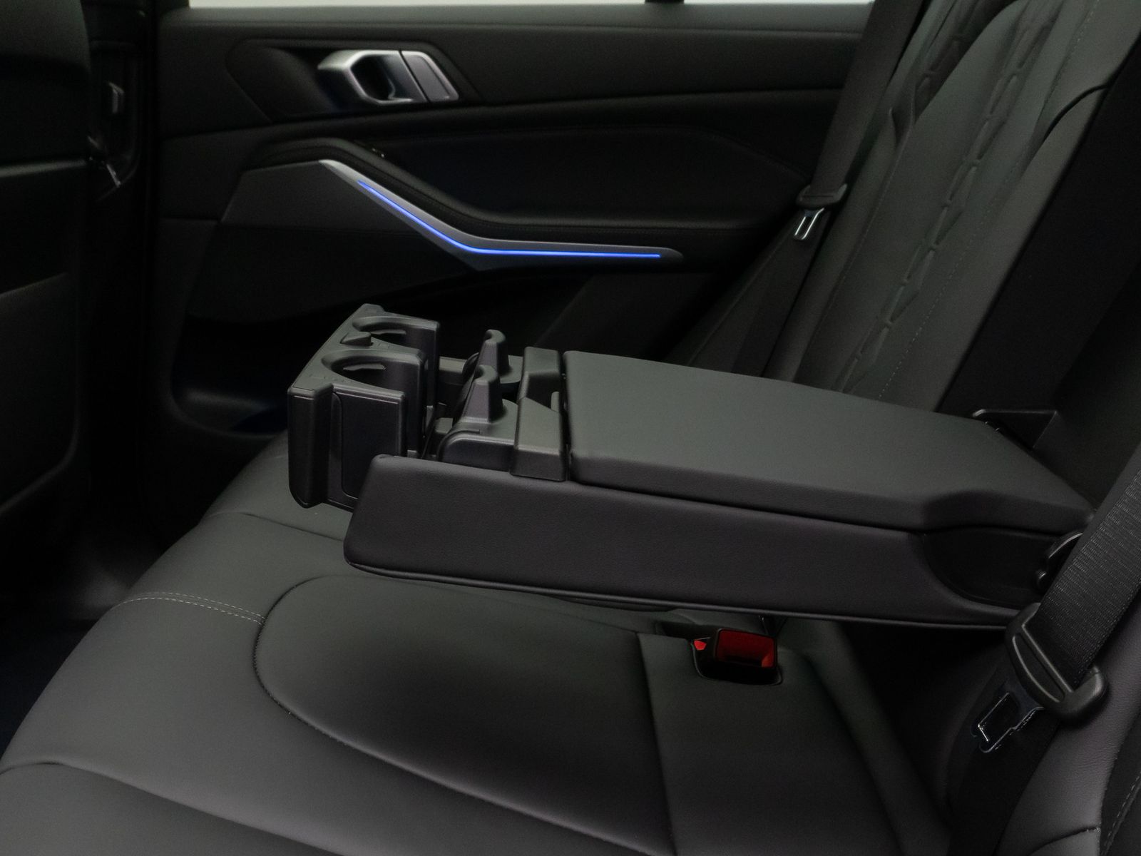 Fahrzeugabbildung BMW X5 xD40d M Sport Panorama Kamera HUD DAB Massage
