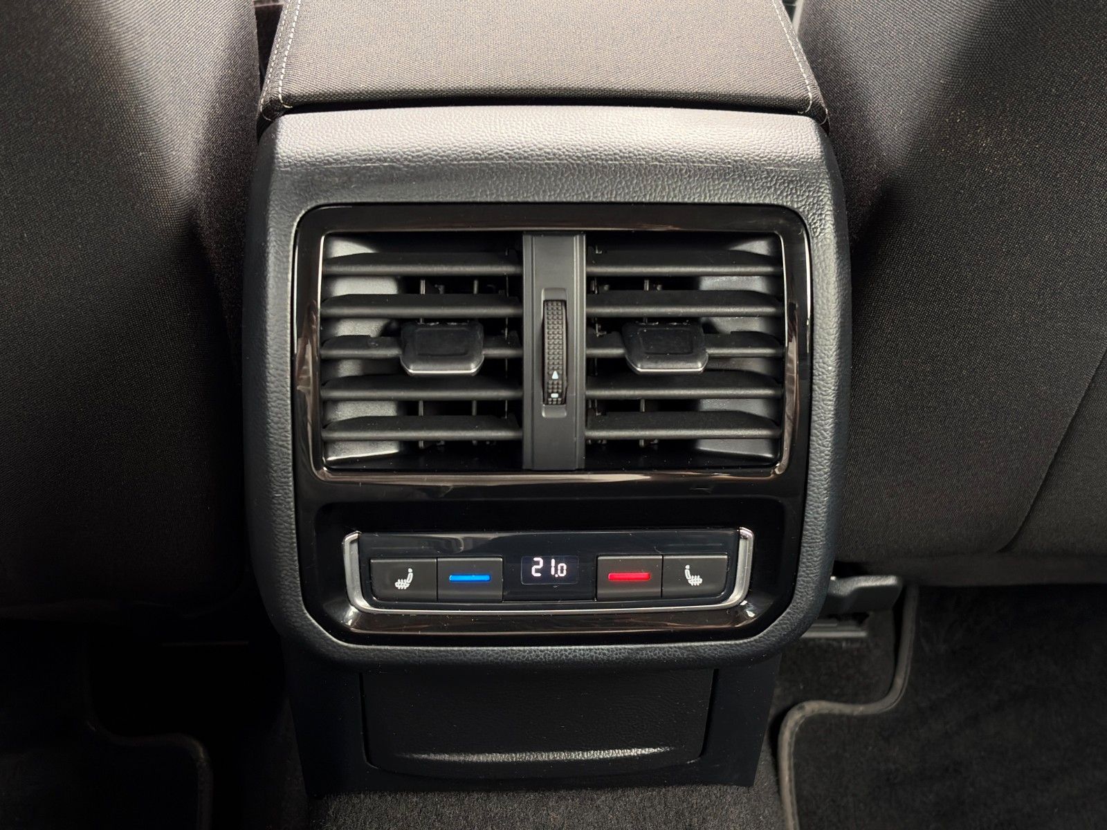 Fahrzeugabbildung Volkswagen Passat Variant 2.0 TSI Buisness Kamera LED ACC