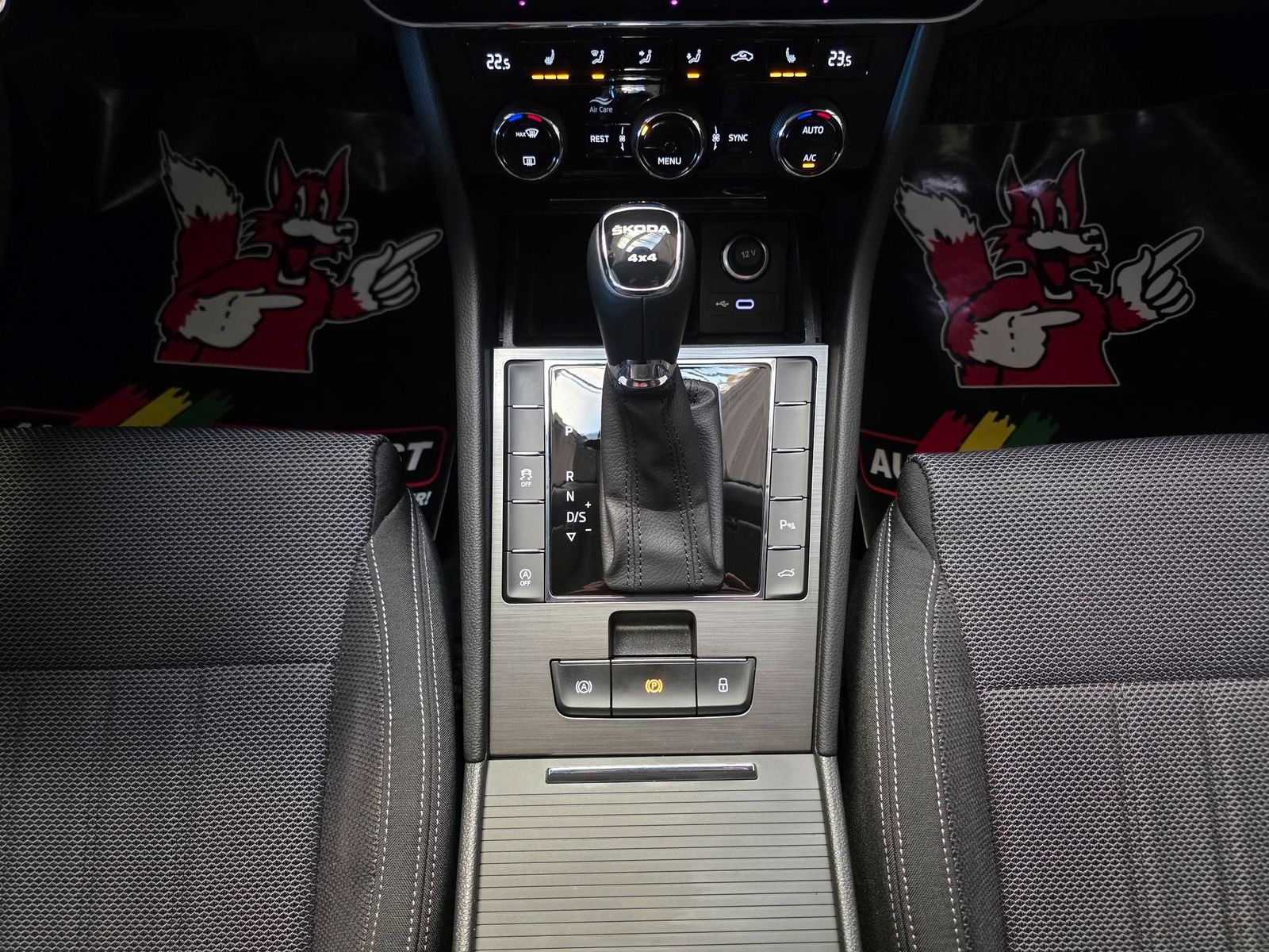 Fahrzeugabbildung SKODA Superb Combi 4x4/200 PS/Navi/LED/Keyless/Ahk