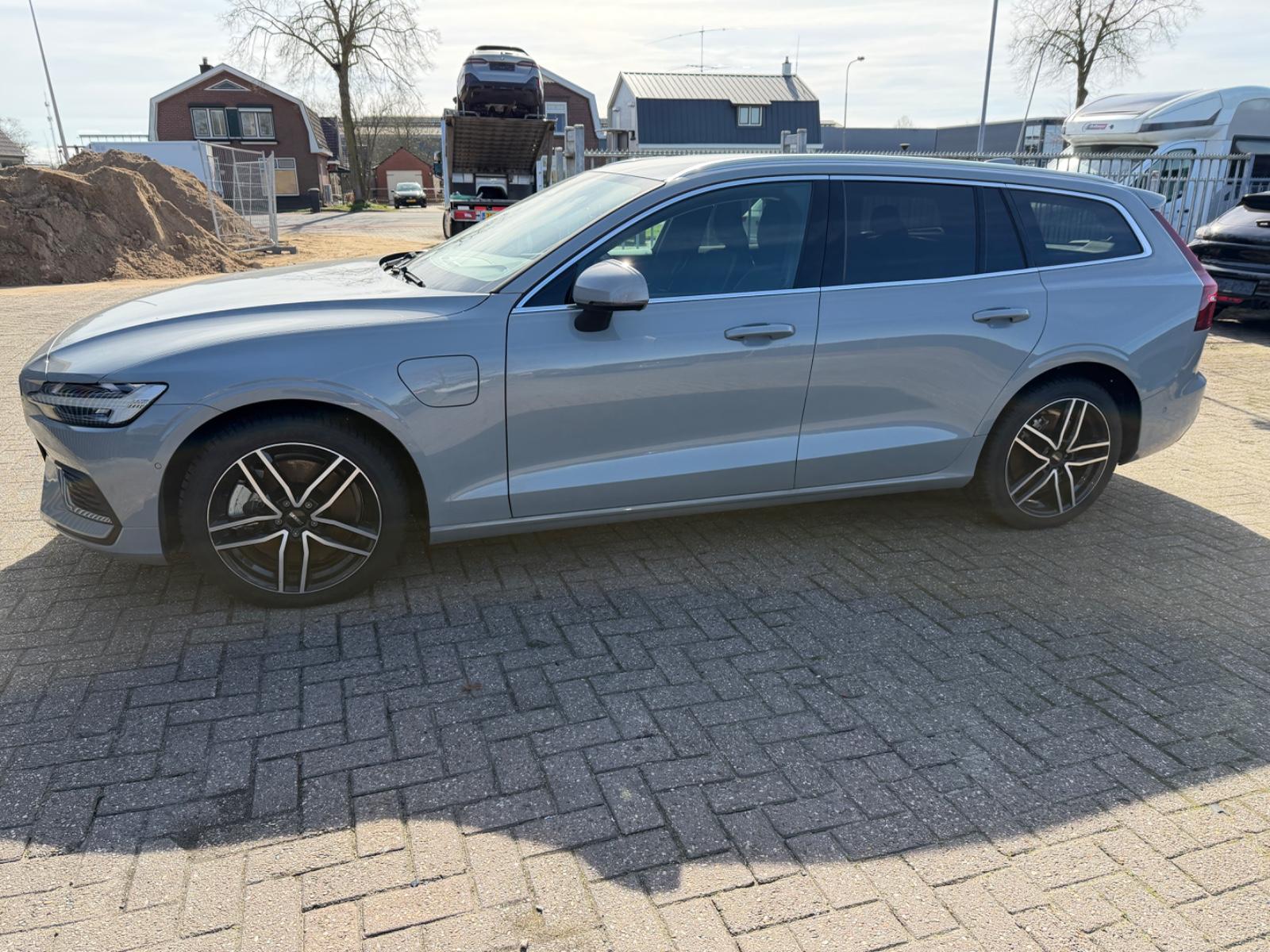 Volvo V60 Kombi Core Recharge Plug-In Hybrid AWD