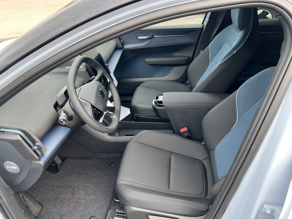 VOLVO EX30 Single M. Extended Range RWD Plus, W-Paket VOLVO EX30 Single M. Extended Range RWD Plus, W-Paket