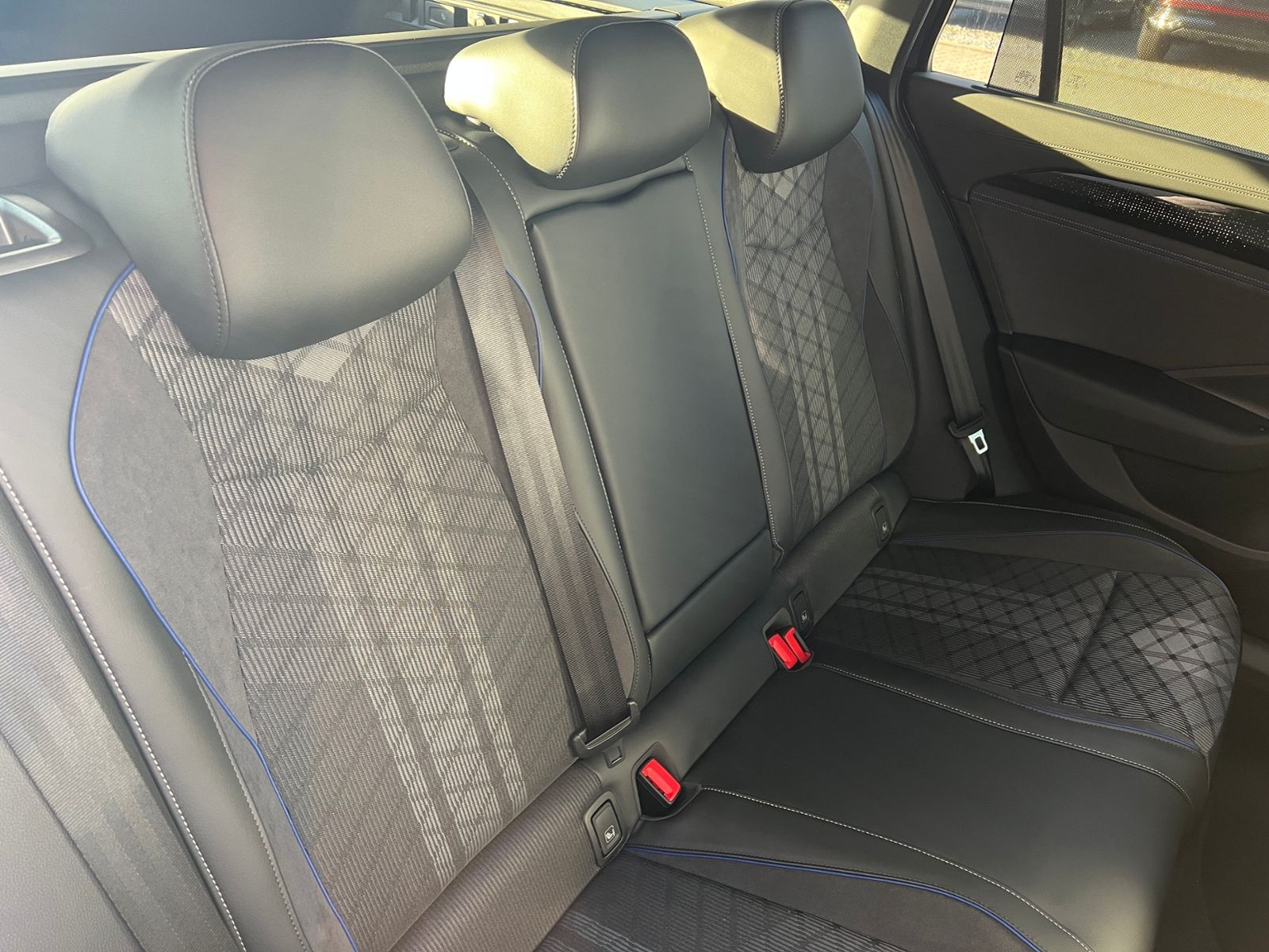 Fahrzeugabbildung Volkswagen Passat Variant R-Line 2.0 TDI DSG 4MOTION *AHK,