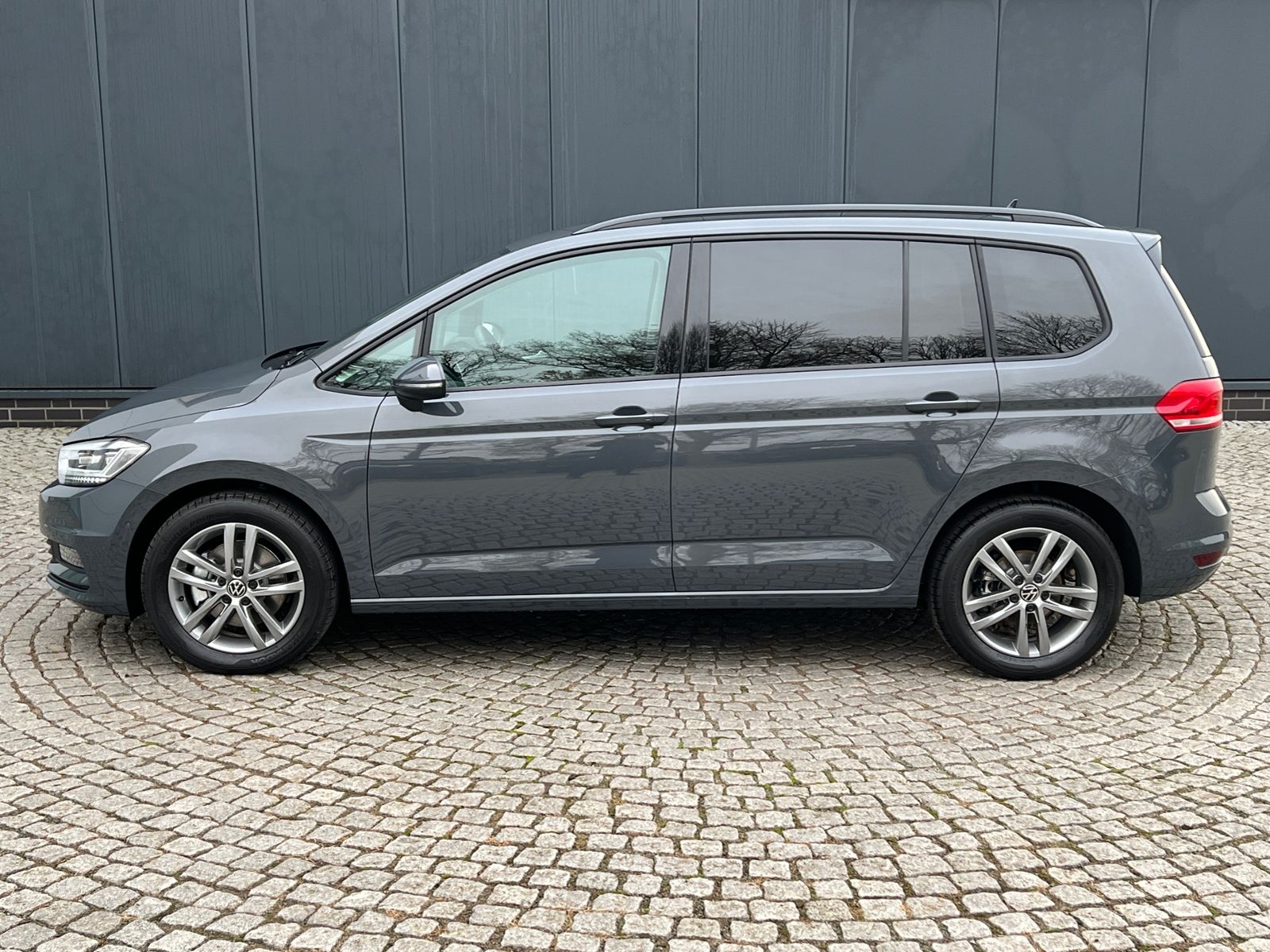 Fahrzeugabbildung Volkswagen Touran Comfortline 1.5 TSI DSG *LED, AHK, 7 Sitz