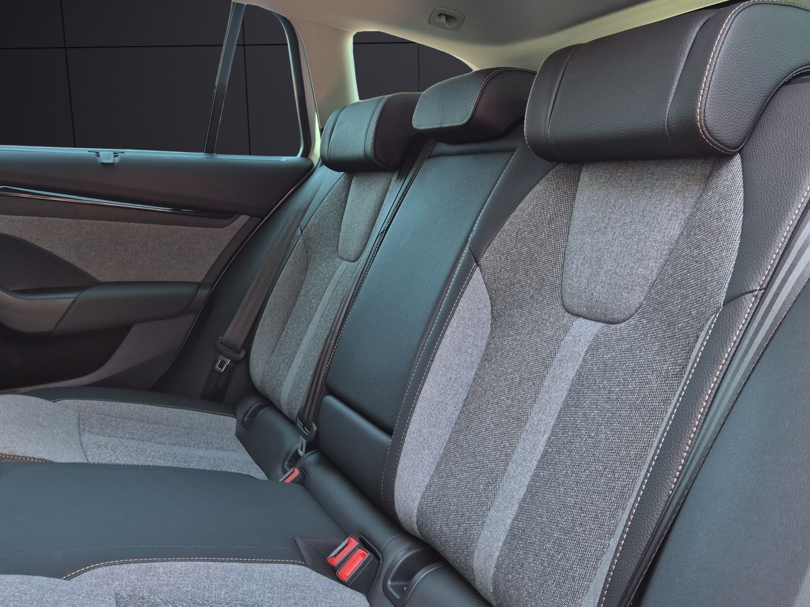 Fahrzeugabbildung SKODA Octavia Combi TDI Selection DSG Matrix Navi ACC