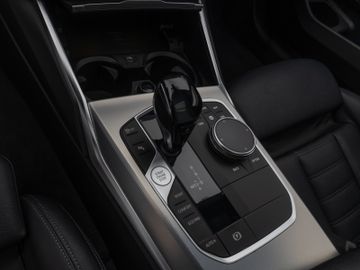 Fahrzeugabbildung BMW 320d xDLuxury Line DAB HiFi PDC Stop&Go Komfort