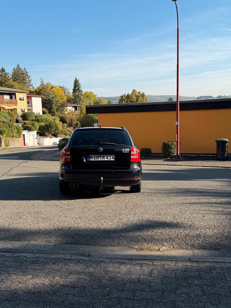 Skoda Octavia 2006 — rear view