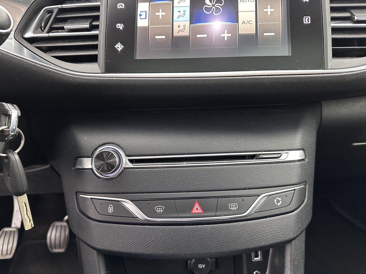 Peugeot 308 2015 — photo 15