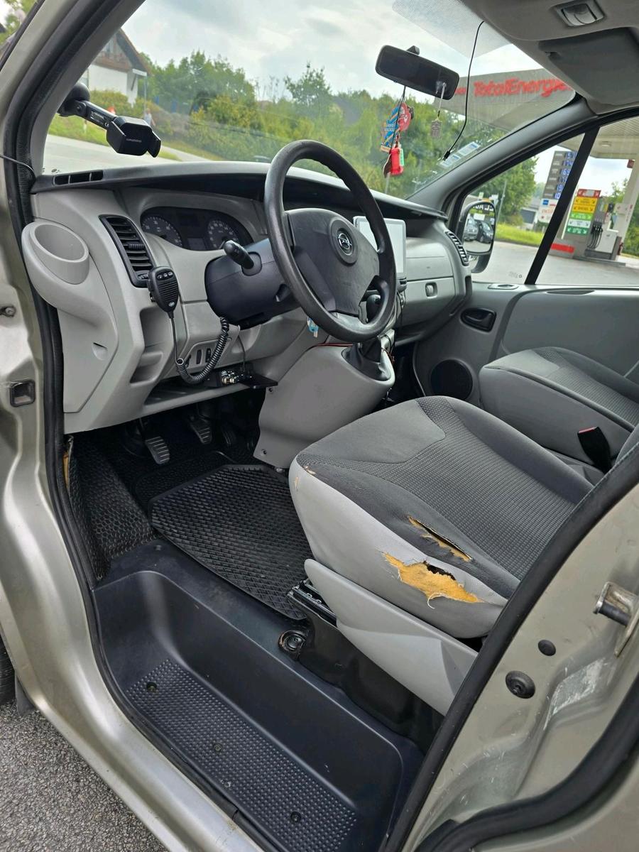 Opel Vivaro 2009 — interior