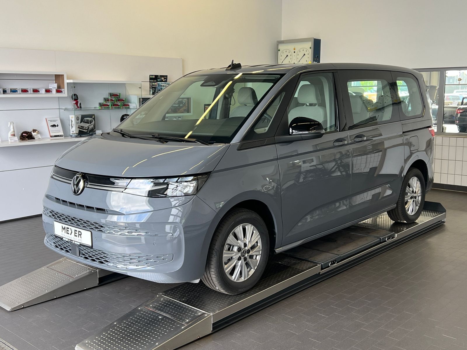 Fahrzeugabbildung Volkswagen Multivan T7 Life 1.5 TSI eHybrid 4MOTION DSG *AH