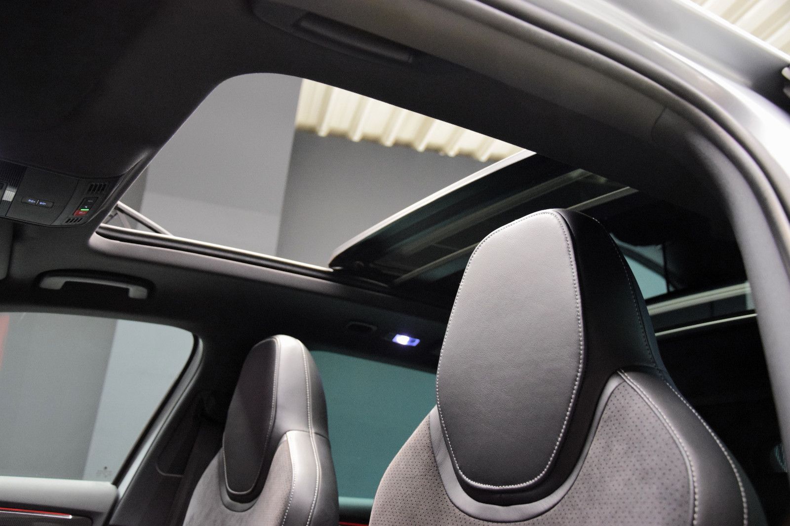 Fahrzeugabbildung SKODA Superb Combi Sportline DSG Pano. Bi-Xenon Memory