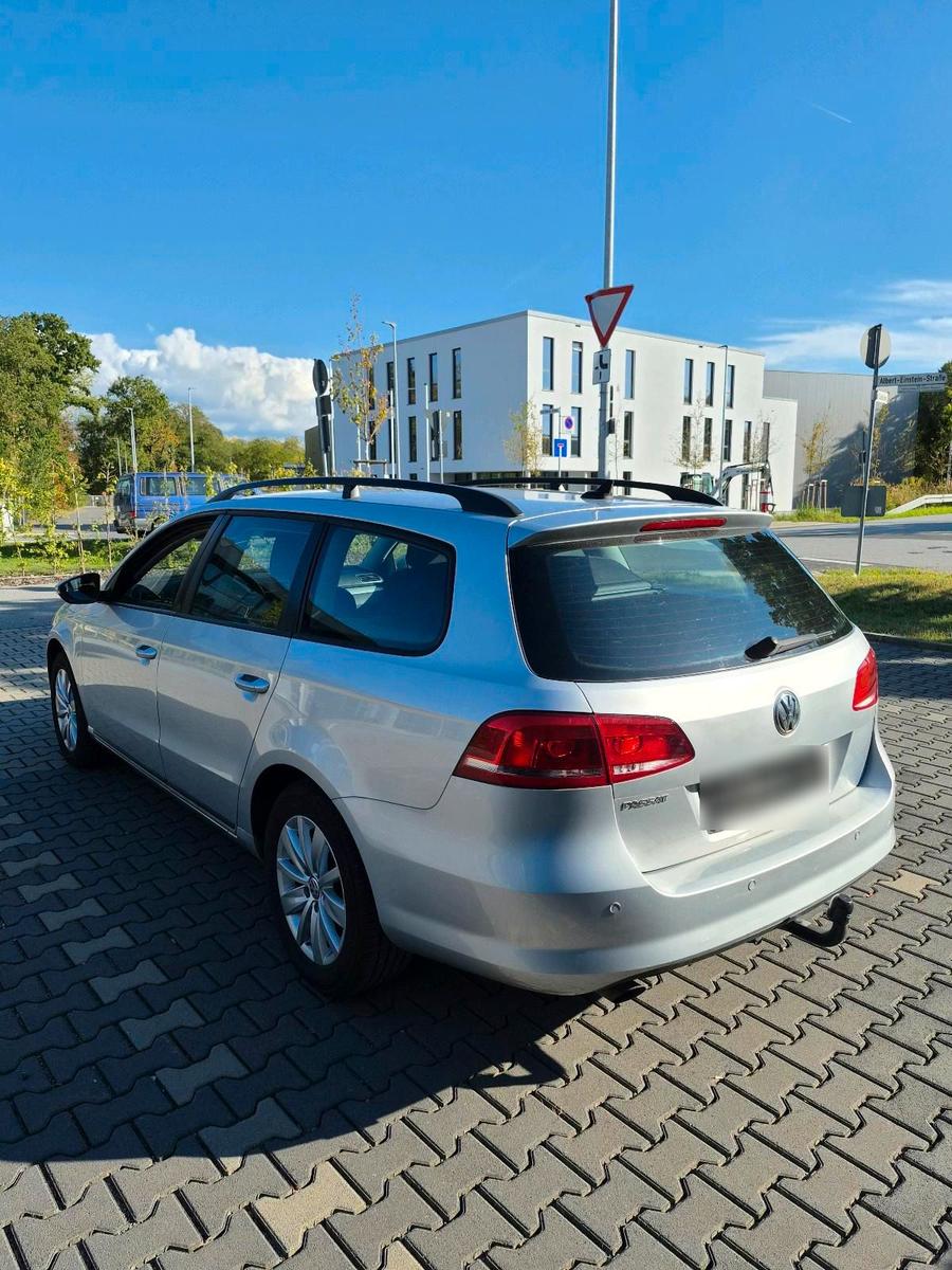 Volkswagen Passat 2011 — interior