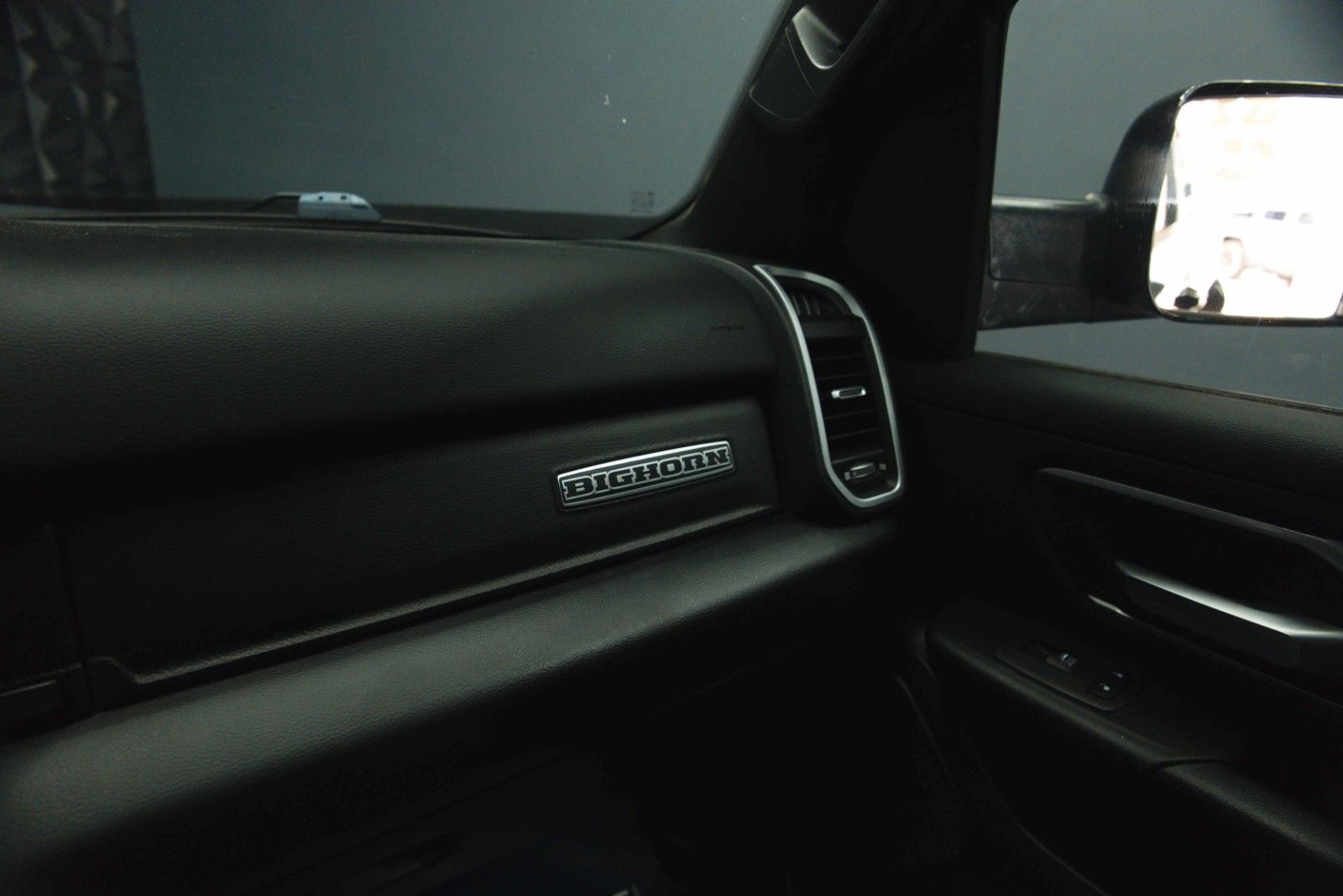 Fahrzeugabbildung Dodge RAM 5.7 V8 HEMI 4x4 OFFROAD Night-Paket LONGBED