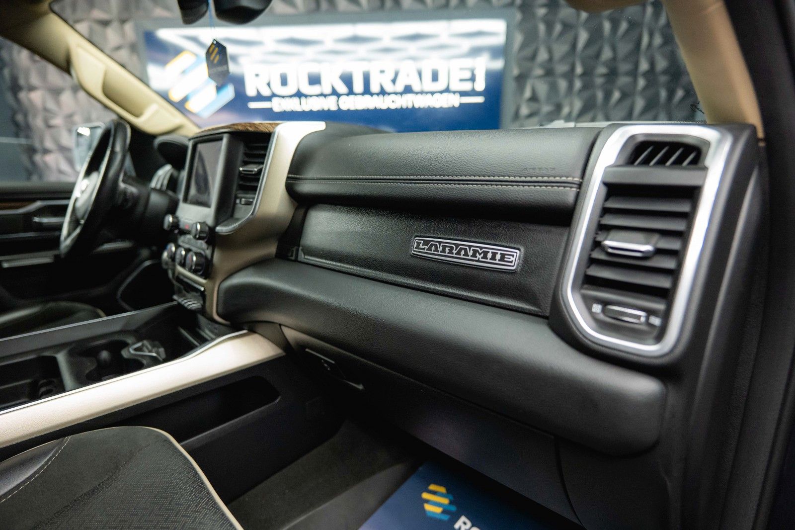 Fahrzeugabbildung Dodge RAM 5.7 V8 HEMI 4x4 Offroad LARAMIE Night 19%