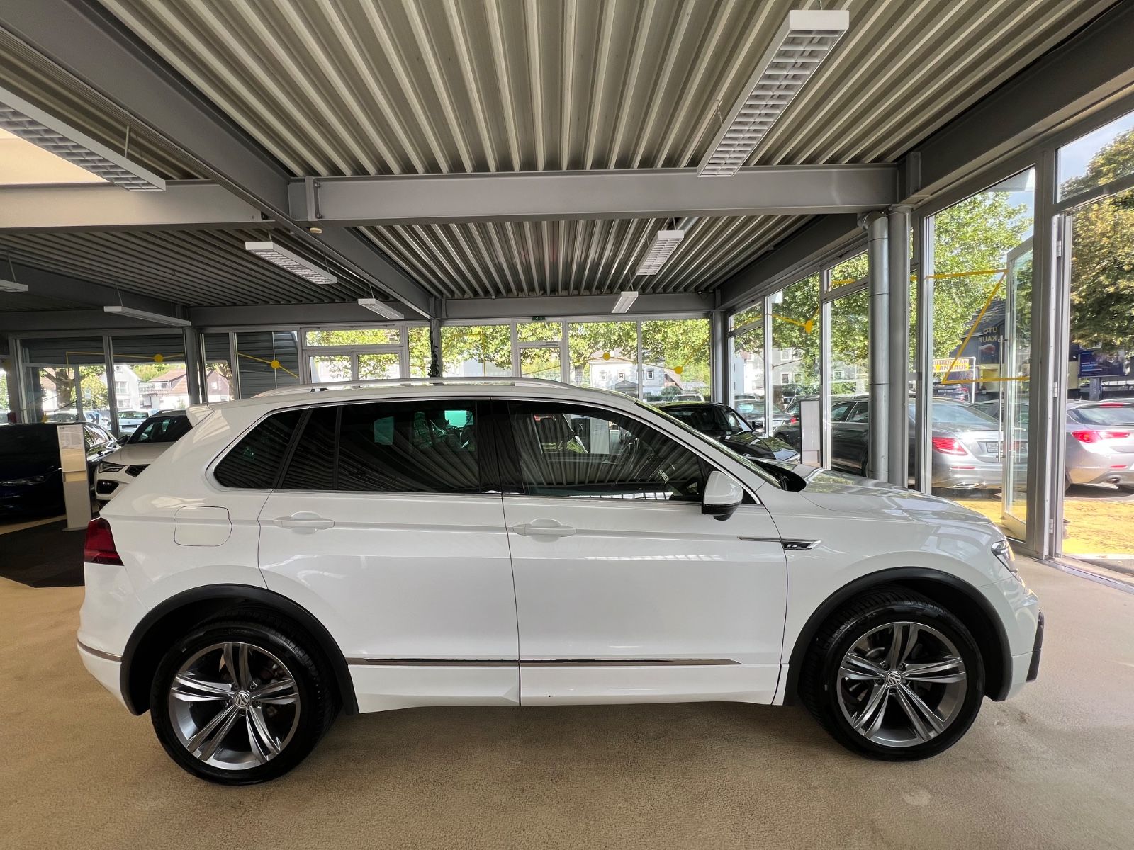 Fahrzeugabbildung Volkswagen Tiguan Highline 4Motion R line *HEAD-UP*MEMORY*