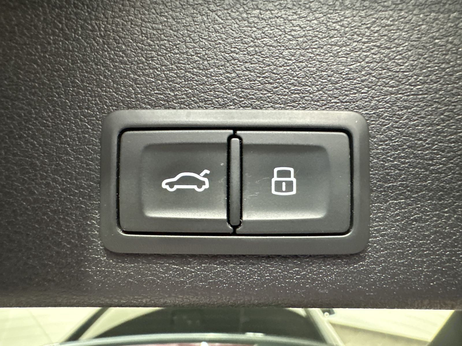 Fahrzeugabbildung Audi A4 Avant 40 TFSI S-Line NAV+LED+AHK+VCOCKPIT+ACC