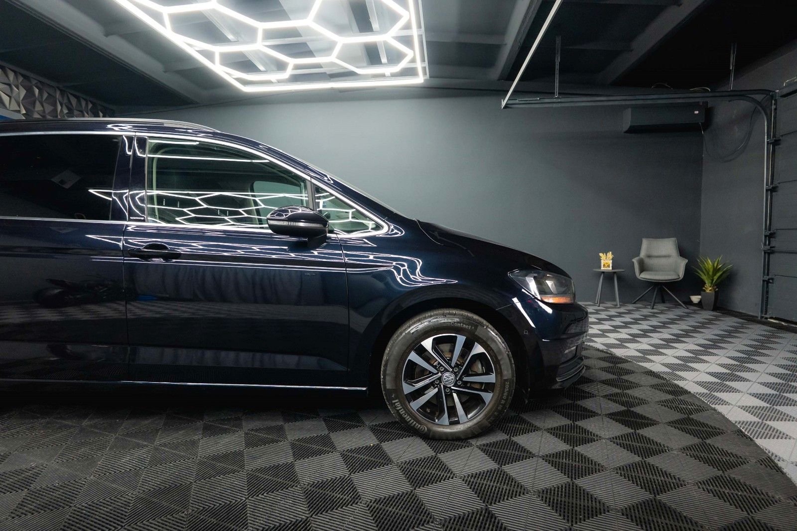 Fahrzeugabbildung Volkswagen Touran 1.6 Comfortline IQ.Drive | 7 Sitze | ACC