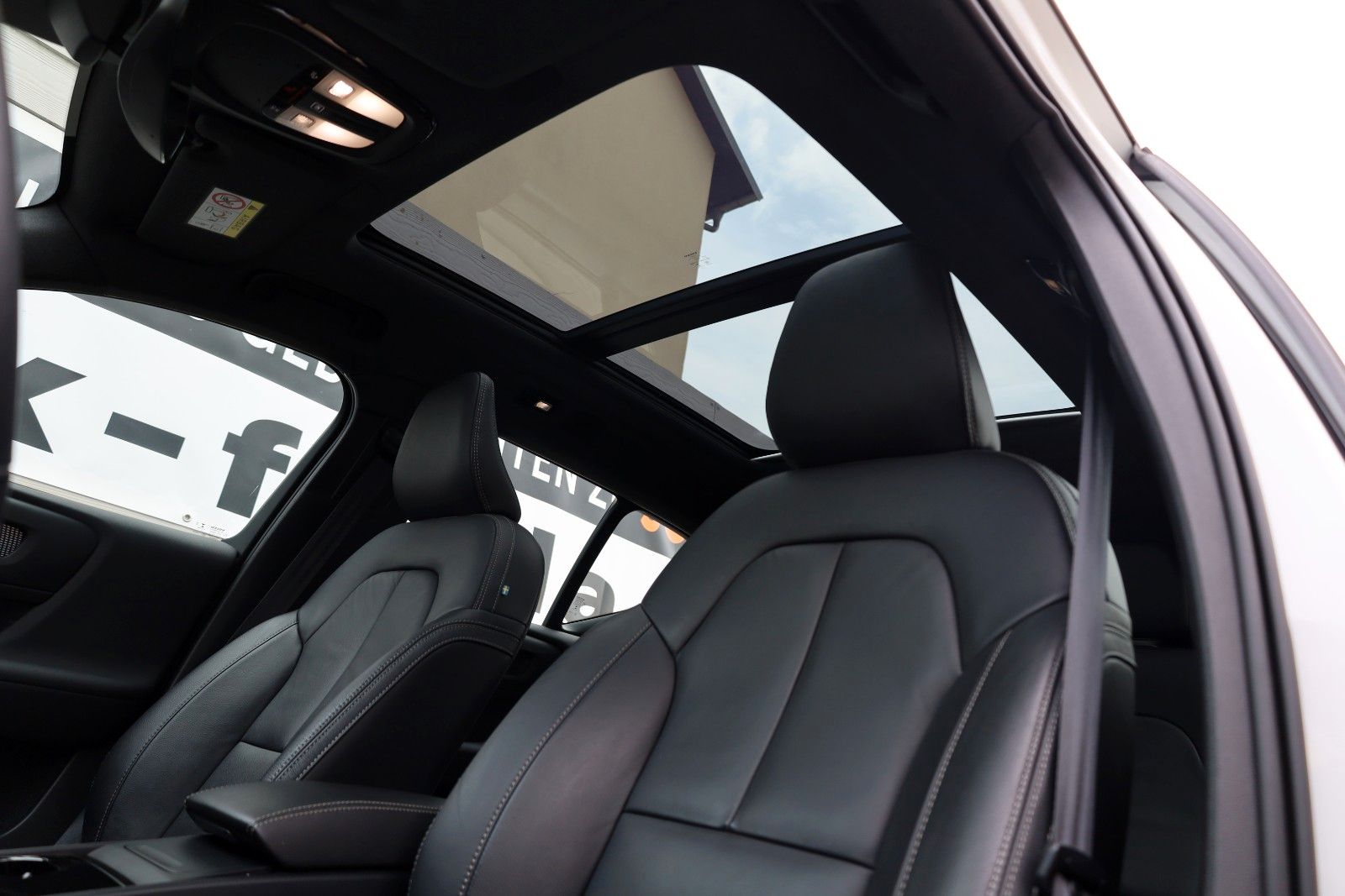 Fahrzeugabbildung Volvo XC40 Pro 78KWH AWD Leder,Navi,PanDach,Autopilot