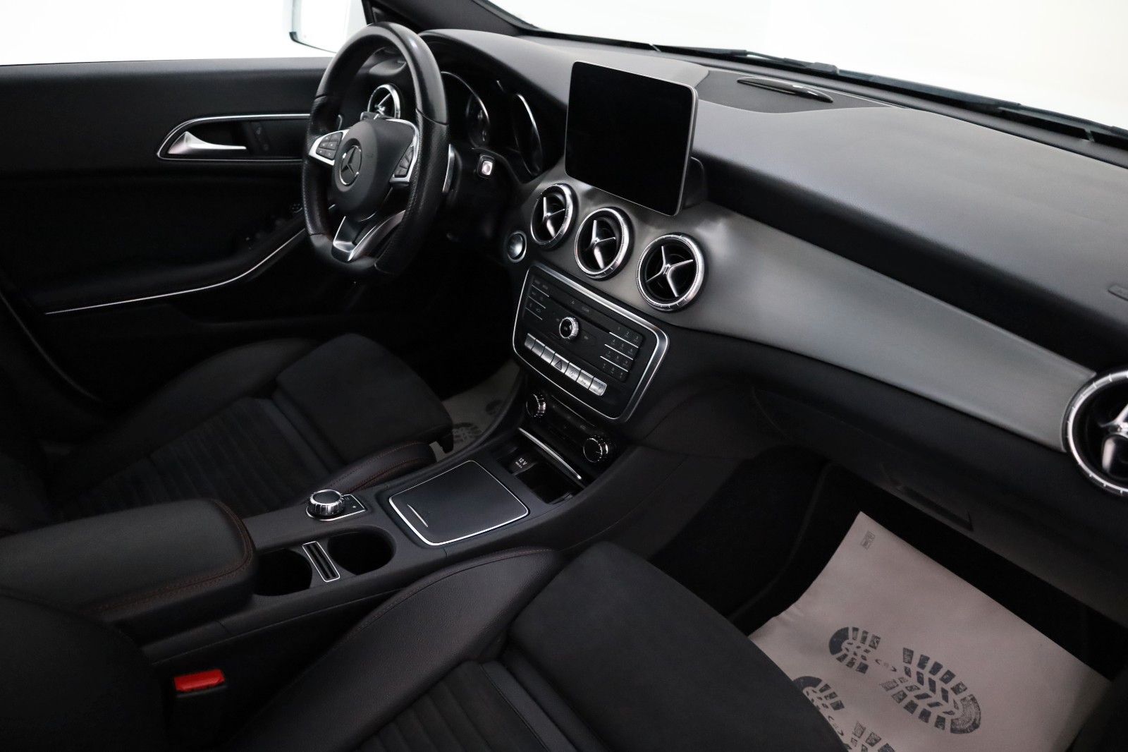 Fahrzeugabbildung Mercedes-Benz CLA 200 SB AMG Line TLeder,Navi,LED,SH,PDC,SR+WR