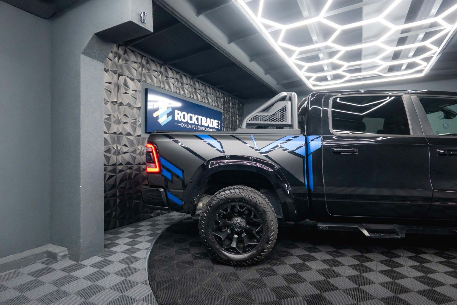 Fahrzeugabbildung Dodge RAM 5.7 V8 HEMI 4x4 OFFROAD Night Unfallfrei LED