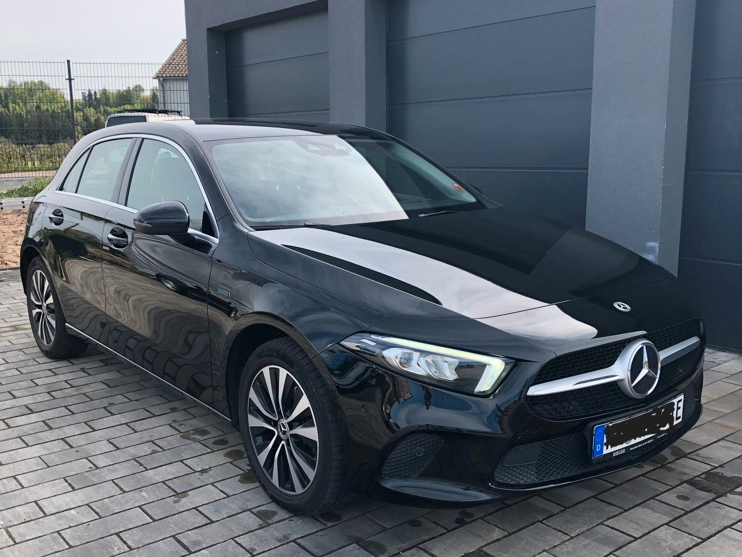 MERCEDES-BENZ A 250 e DCT - perfekter Zustand 