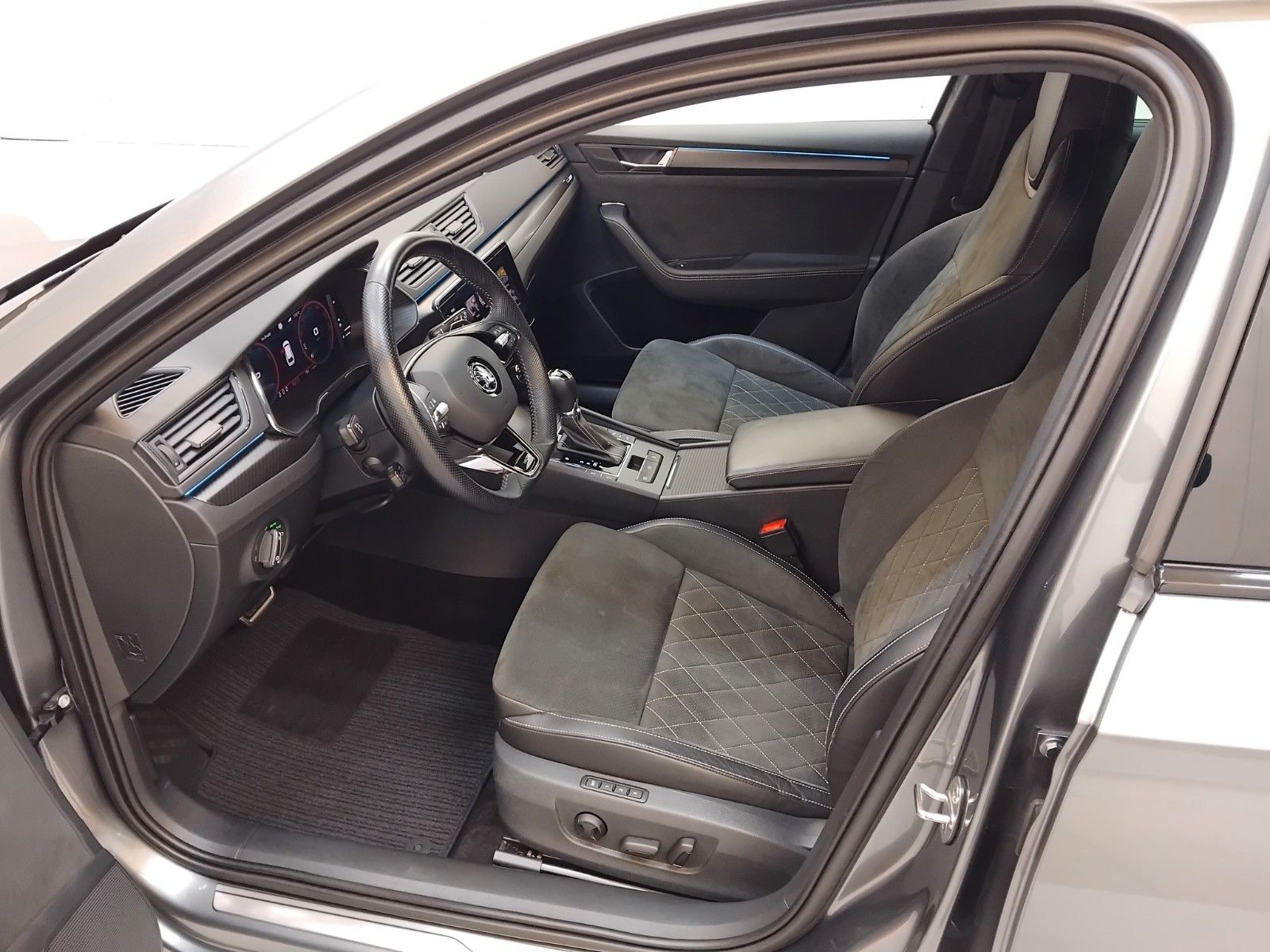 Skoda Superb (05/2023, Benzin)