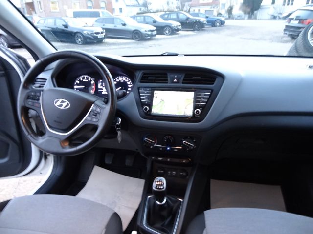 Fahrzeugabbildung Hyundai i20 Sport/OZ-Felgen/Navi/Kamera/SitzH/