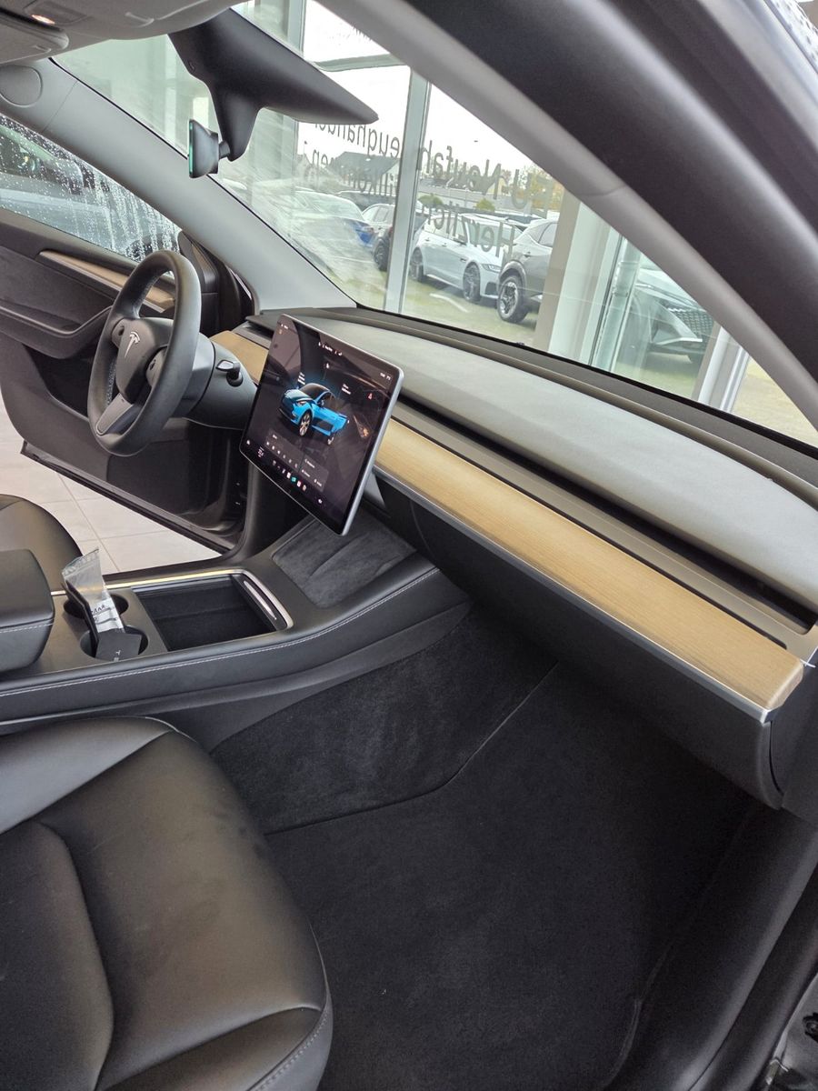 Fahrzeugabbildung Tesla Model Y Basis RWD