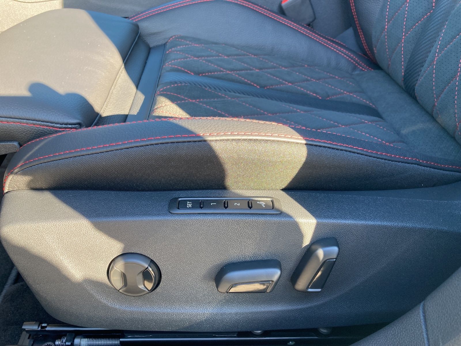 Fahrzeugabbildung SKODA Octavia Combi RS 2.0 TSI DSG Matrix LED, Navi, D