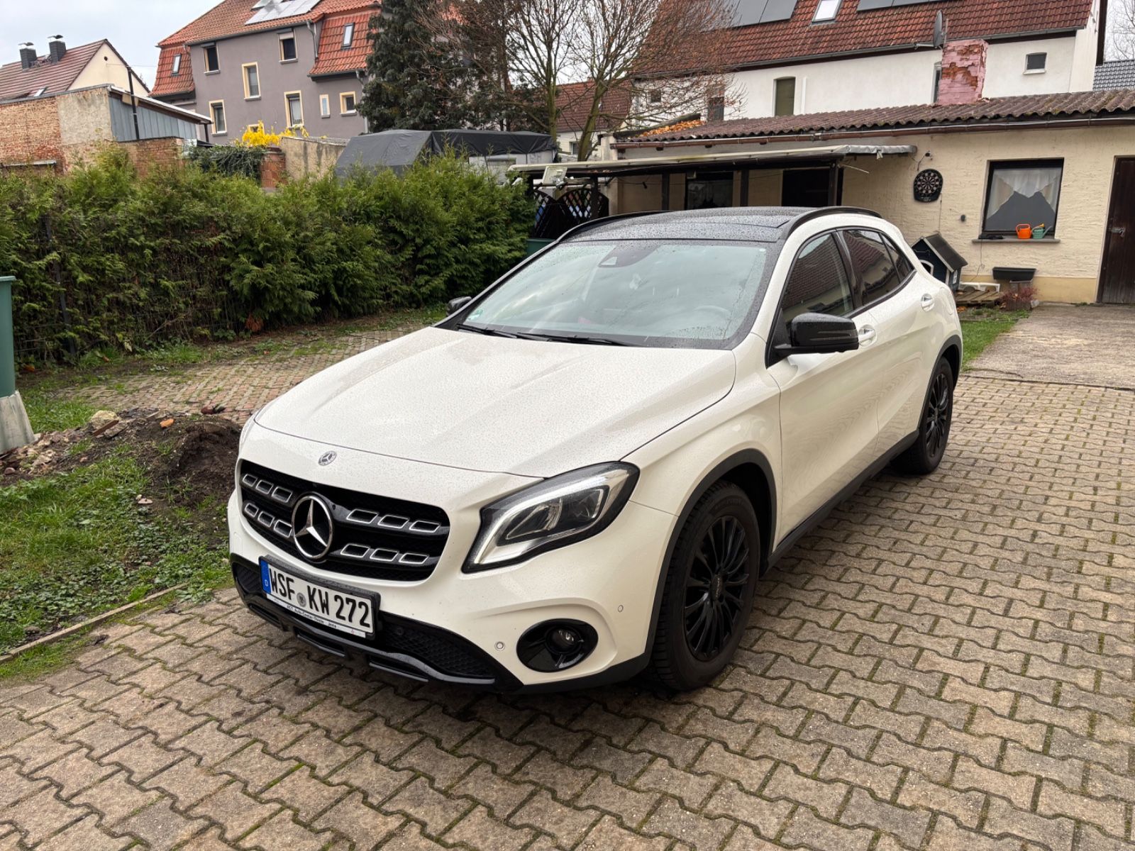 MERCEDES-BENZ GLA 220 d DCT AMG line AHK Pano SHZ Navi LED