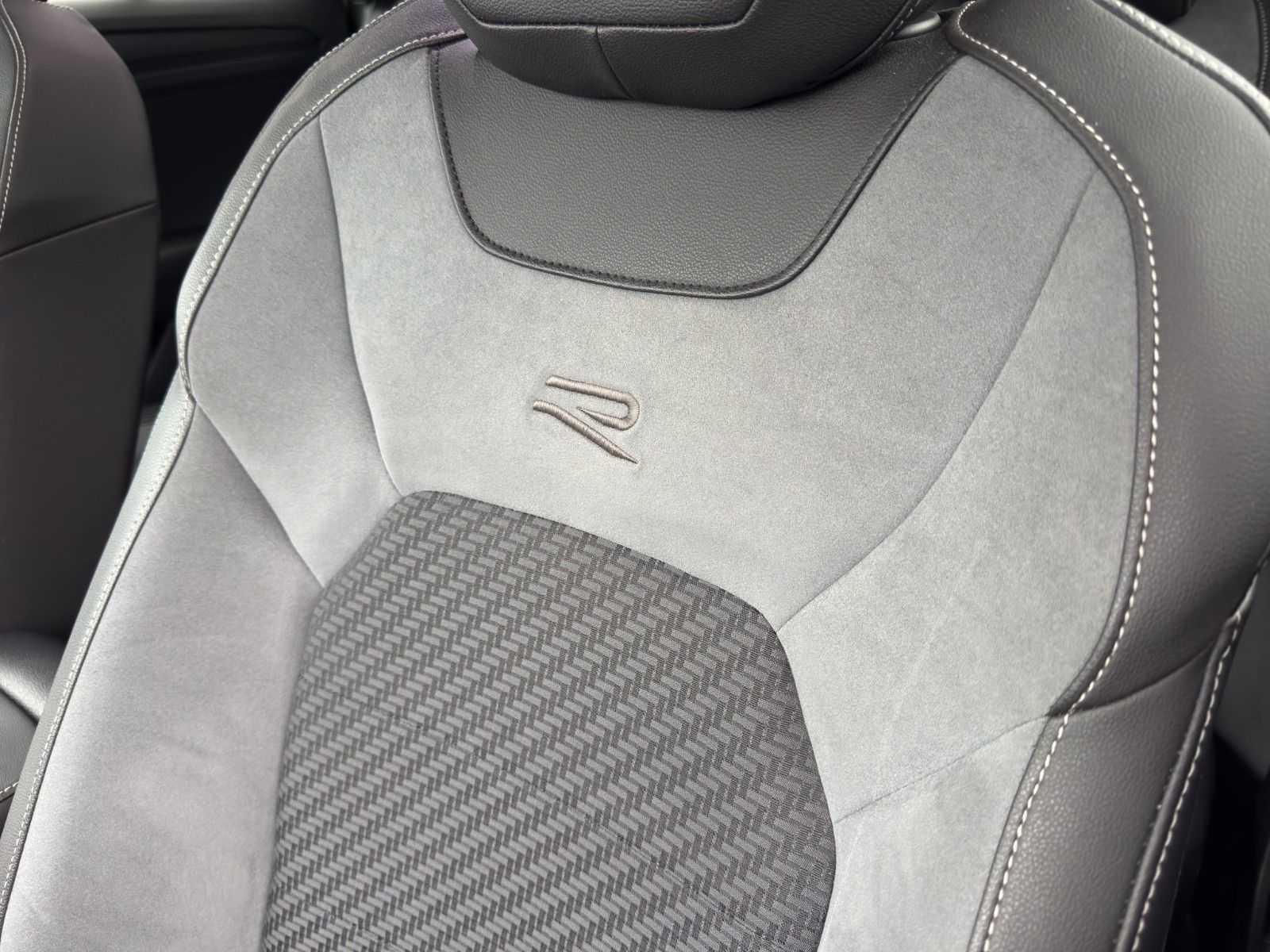 Fahrzeugabbildung Volkswagen T-ROC R 2.0 TSI KAM AHK AKRAPOVIC 19"