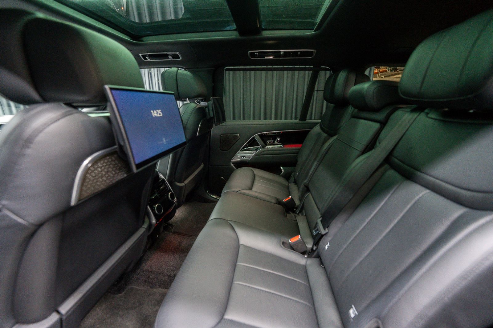 Fahrzeugabbildung Land Rover Range Rover P530 Autob. LWB Fond-TV 23''