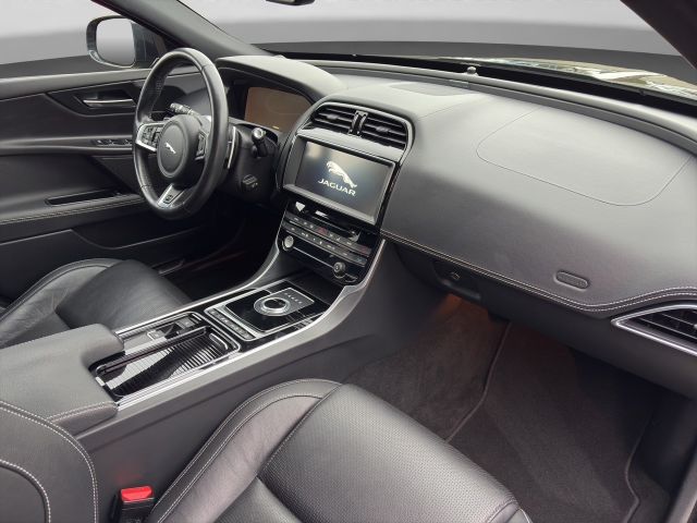 Fahrzeugabbildung Jaguar XE R-Sport+Black Pack+Xenon+Leder+Kamera+Apple