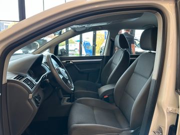 MYAUTOCENTER – Gebraucht- und Jahreswagen mit Werkstattservice in Pfaffenhofen Volkswagen Touran *7-SITZER*TÜV 827*2-ZONEN*PDC*DACHRELING