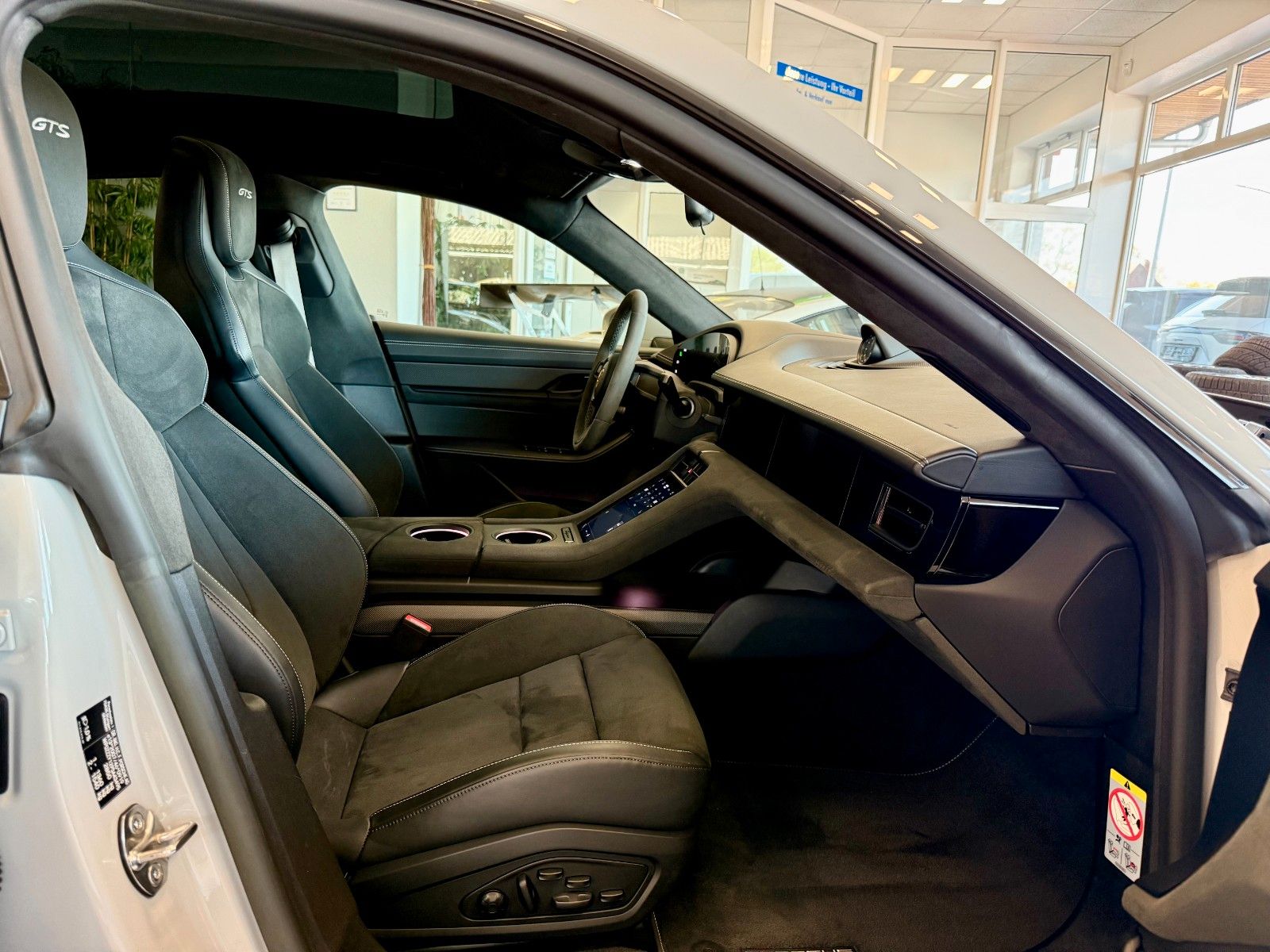 Fahrzeugabbildung Porsche Taycan GTS Panorama/HeadUP/Hinterachlenkung