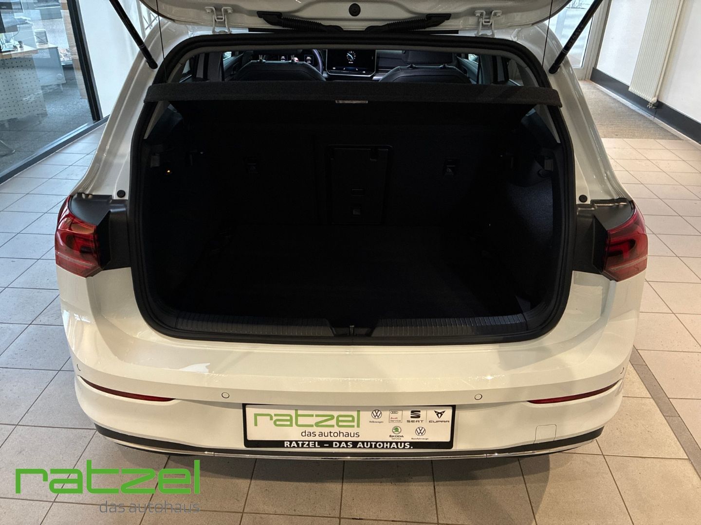 Fahrzeugabbildung Volkswagen Golf VIII 1.5 TSI Style HUD AHK Navi Memory Kame