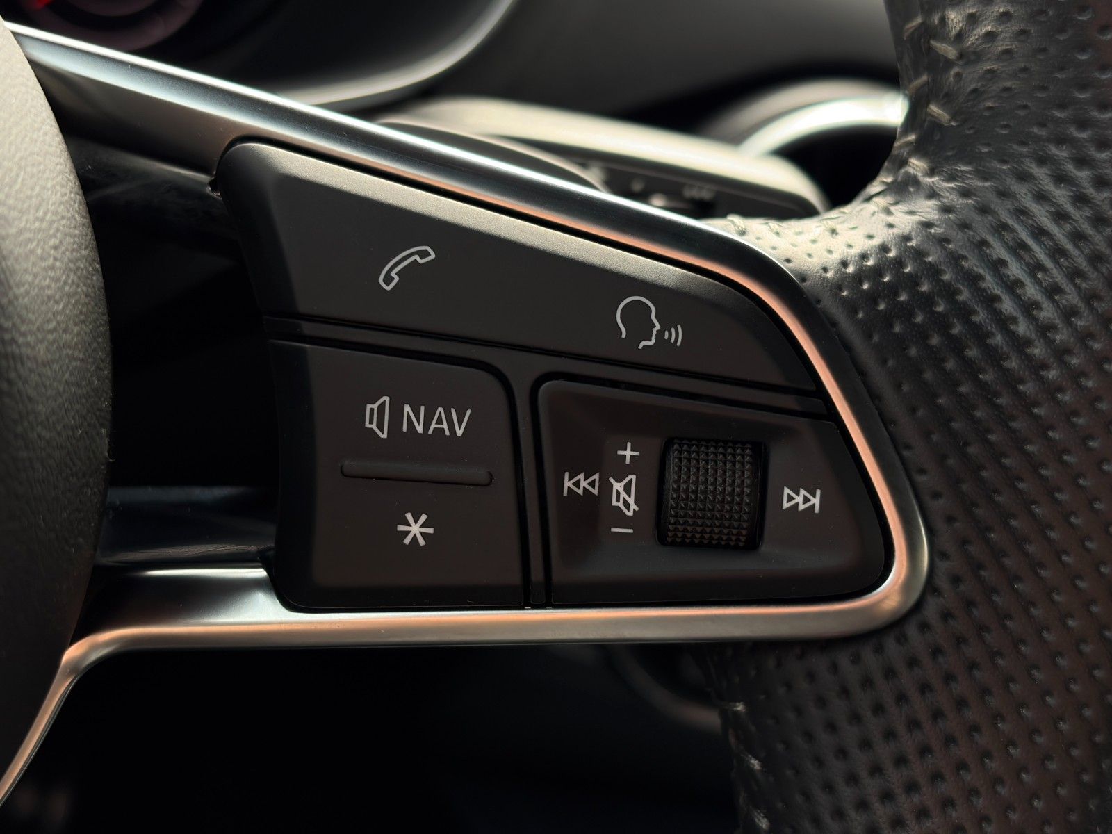 Fahrzeugabbildung Audi TT Coupe 1.8 TFSI S Line B&O CAM Tempomat Leder