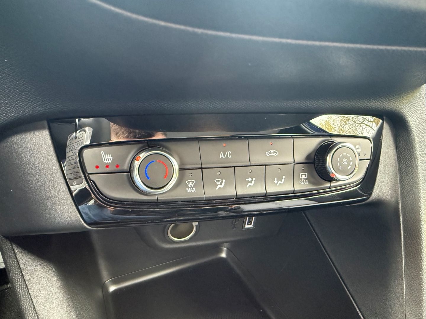 Fahrzeugabbildung Opel Corsa F Edition mit Tech+Winter+Komfort-Paket
