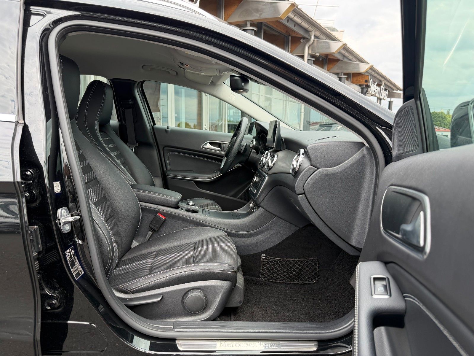 Fahrzeugabbildung Mercedes-Benz GLA 200 Progressive+RKamera+TotW+CarPlay+LED