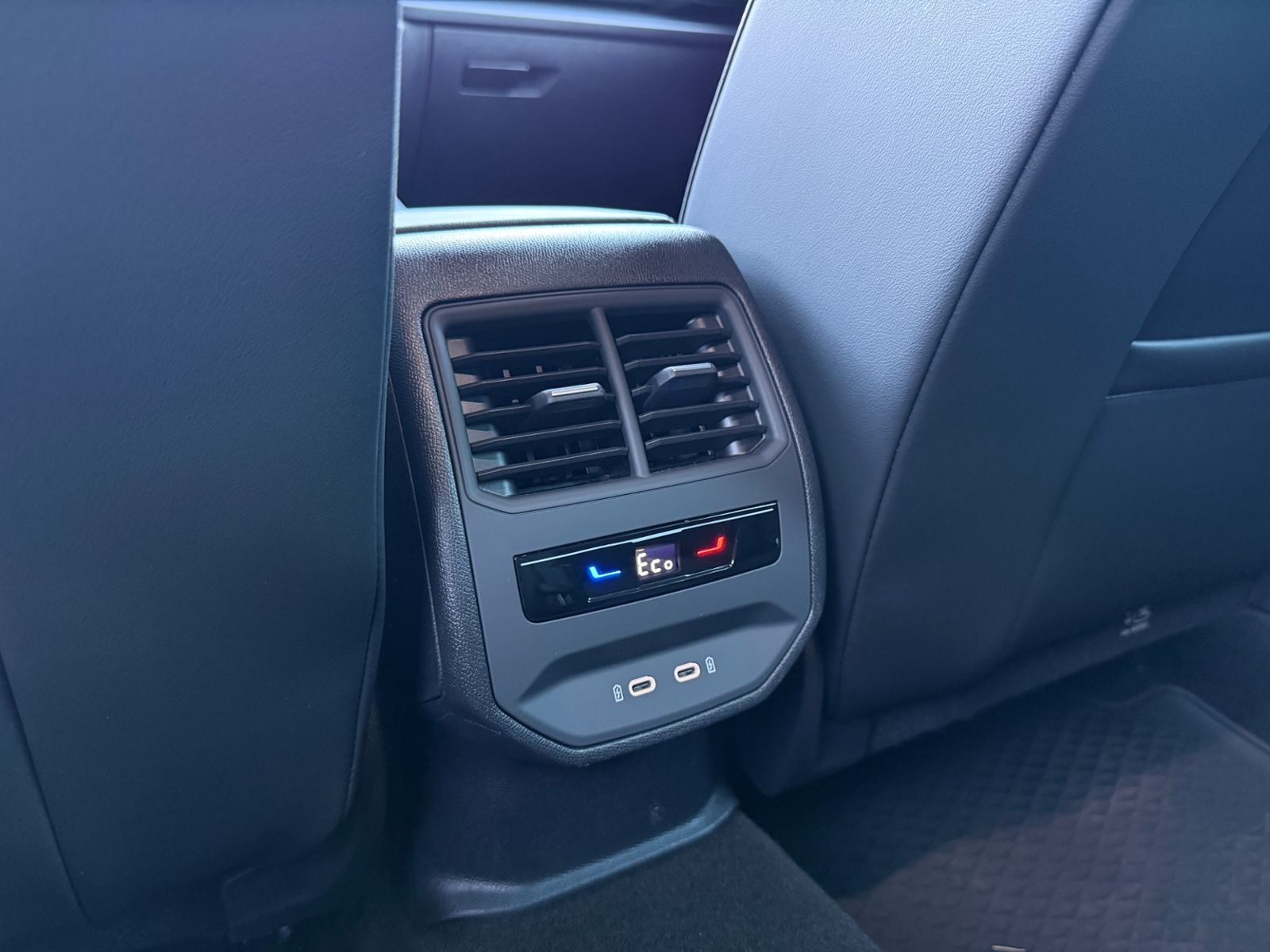 Fahrzeugabbildung CUPRA Leon 1.4 e-Hybrid VZ SHZ NAVI DAB