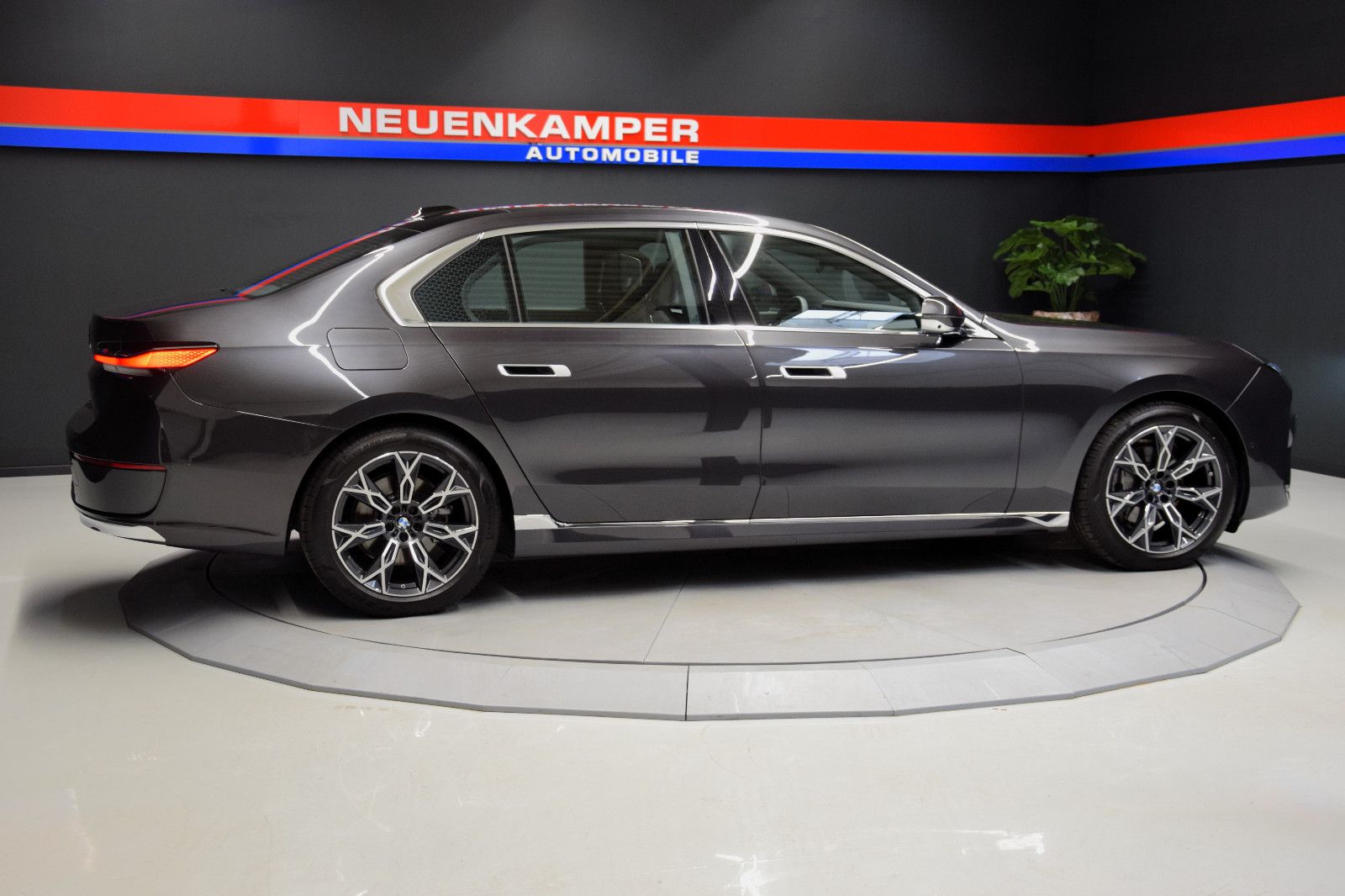 Fahrzeugabbildung BMW 740 d xDrive Kristall Panorama TV Bowers & Wilki